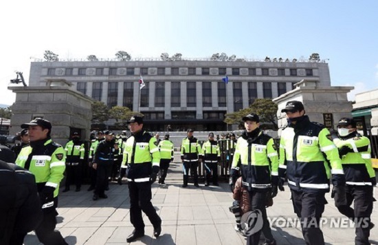 Sắp có phán quyết luận tội Tổng thống, Hàn Quốc tăng cường an ninh - Ảnh 1