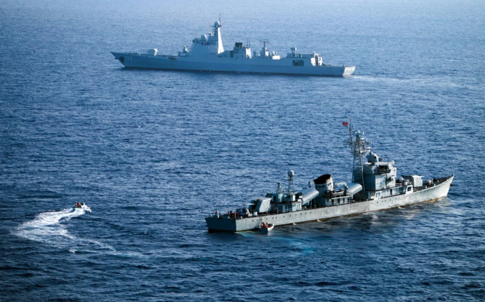Mỹ - Trung gia tăng hiện diện quân sự trên Biển Đông - Ảnh 1