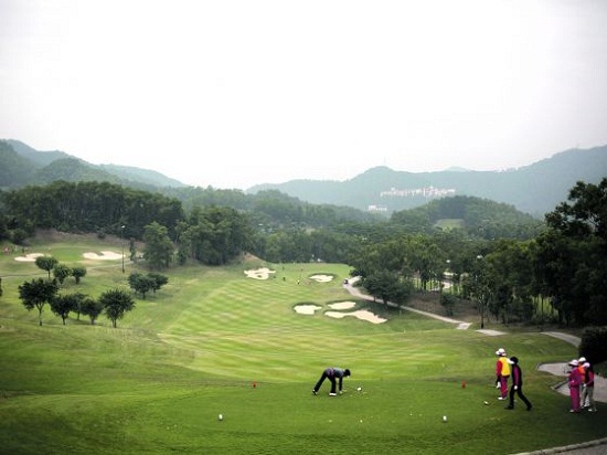 Chống tham nhũng, Trung Quốc đóng cửa hơn 100.000 sân golf - Ảnh 1