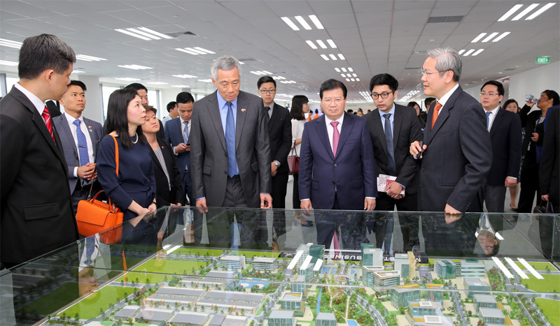 Lãnh đạo Chính phủ và Thủ tướng Lý Hiển Long khai trương Trung tâm doanh nghiệp - Ảnh 2