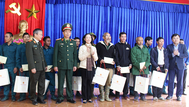 Trưởng Ban Dân vận Trung ương Trương Thị Mai thăm, tặng quà người dân Trà Leng - Ảnh 1