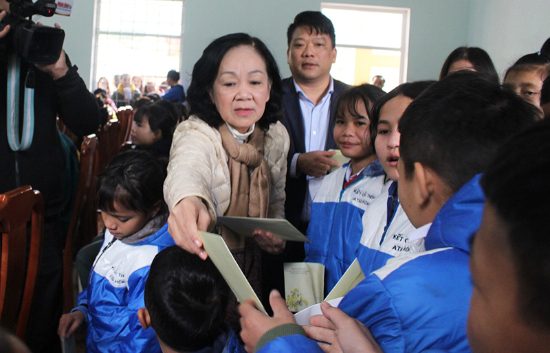 Trưởng Ban Dân vận Trung ương Trương Thị Mai thăm, tặng quà người dân Trà Leng - Ảnh 2