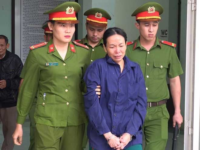 Vụ lừa tiêm vaccine giả ở Bình Định, "nữ quái" lãnh án 4 năm tù - Ảnh 1