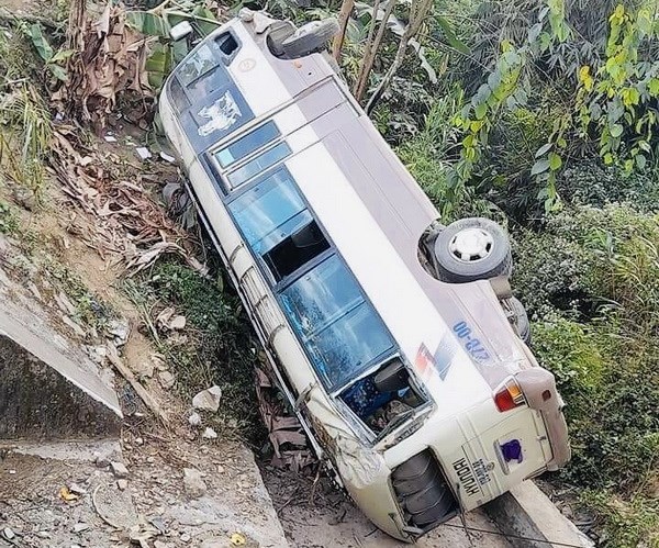 Điện Biên: Xe khách lao xuống vực, hành khách may mắn thoát nạn - Ảnh 1