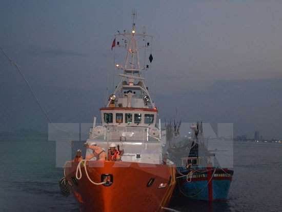 Tổ chức đưa 18 thuyền viên gặp nạn về vùng biển Nghệ An - Ảnh 1