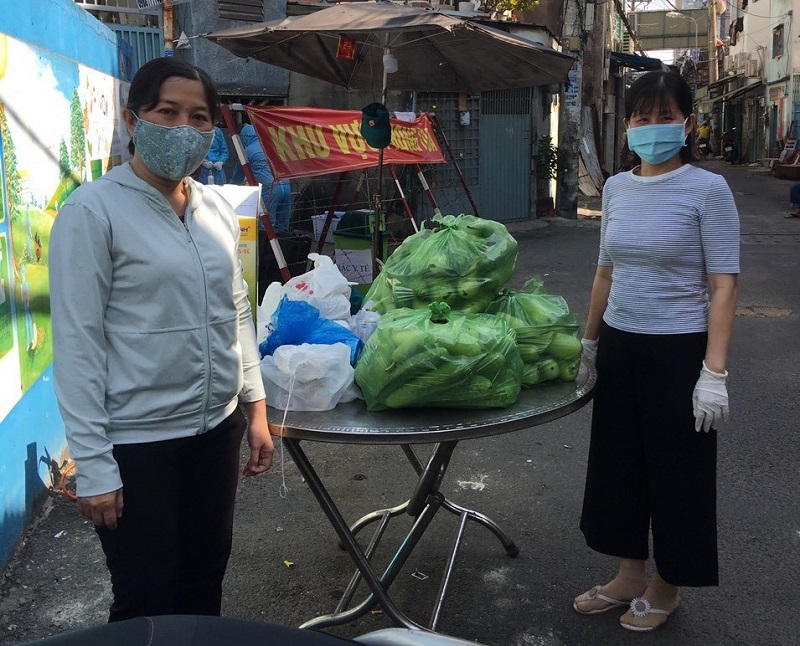 Tình người ở khu dân cư bị phong tỏa phòng, chống dịch Covid-19 tại TP Hồ Chí Minh - Ảnh 3