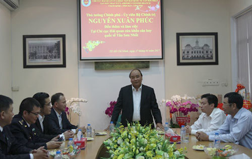 Chiều 30 Tết, Thủ tướng đến thăm Chi cục Hải quan Tân Sơn Nhất - Ảnh 1