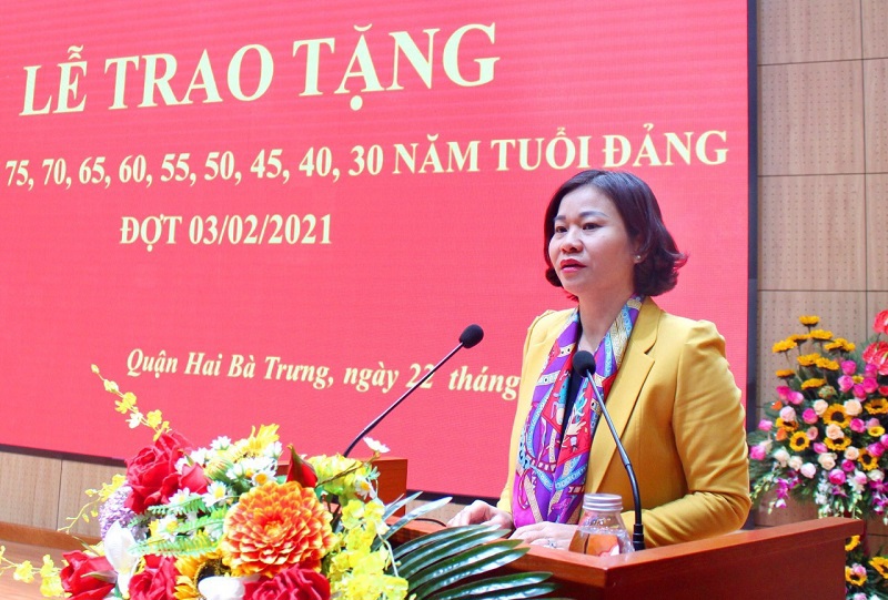 Phó Bí thư Thường trực Thành ủy trao Huy hiệu Đảng cho đảng viên lão thành quận Hai Bà Trưng - Ảnh 3