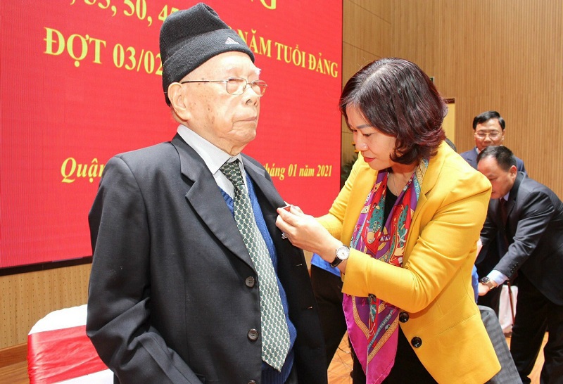 Phó Bí thư Thường trực Thành ủy trao Huy hiệu Đảng cho đảng viên lão thành quận Hai Bà Trưng - Ảnh 1
