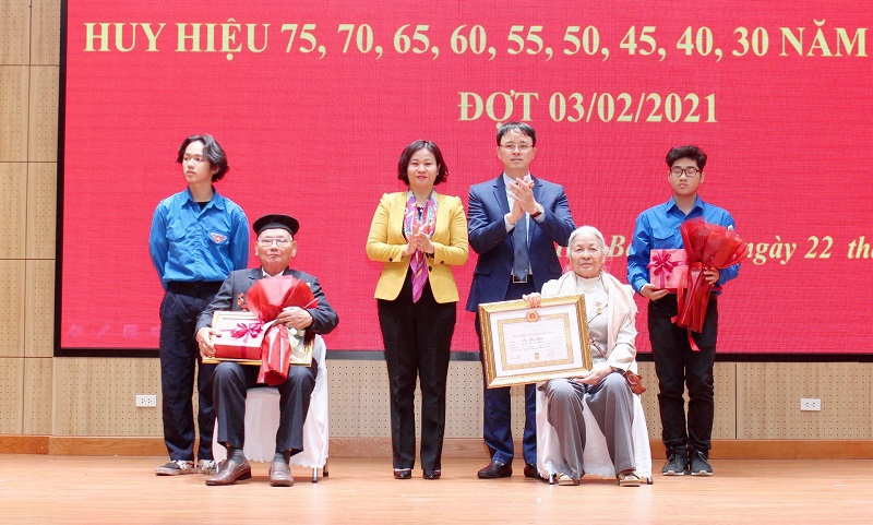 Phó Bí thư Thường trực Thành ủy trao Huy hiệu Đảng cho đảng viên lão thành quận Hai Bà Trưng - Ảnh 2