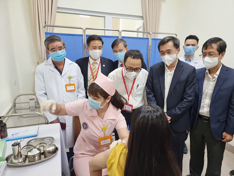 Hình ảnh 6 tình nguyện viên tiêm thử nghiệm vaccine Covivac phòng Covid-19 của Việt Nam - Ảnh 1