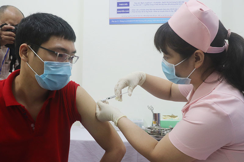 Hình ảnh 6 tình nguyện viên tiêm thử nghiệm vaccine Covivac phòng Covid-19 của Việt Nam - Ảnh 8
