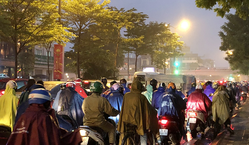 Hà Nội: Nhiều tuyến đường ùn tắc, người tham gia giao thông "chôn chân" trên đường - Ảnh 9