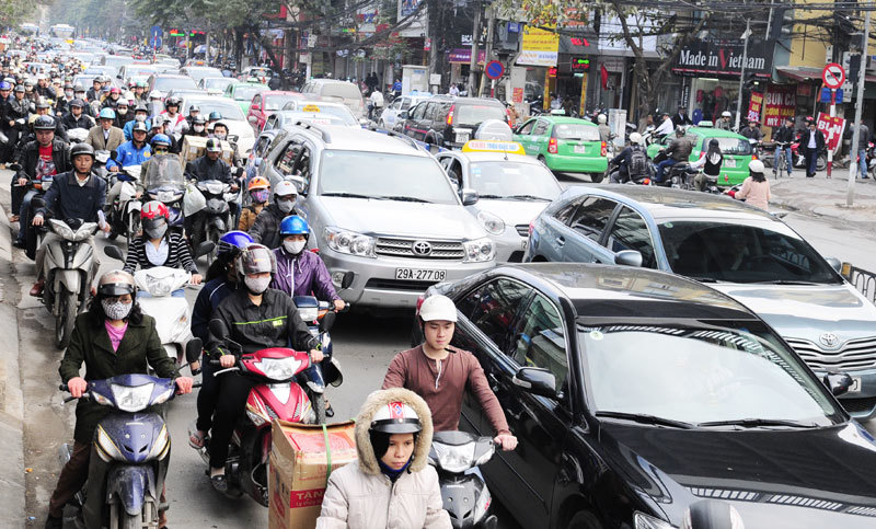 Ùn tắc giao thông tại Hà Nội: Lỗi đâu chỉ của hạ tầng - Ảnh 1