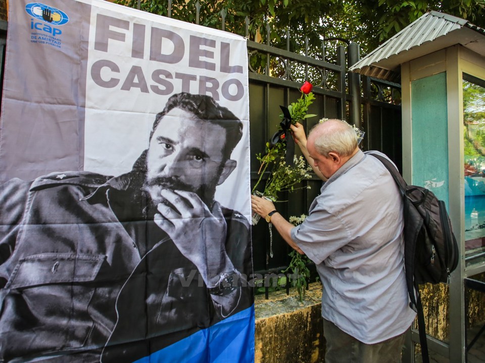 Lễ viếng Lãnh tụ Fidel Castro tại Đại sứ quán Cuba - Ảnh 18