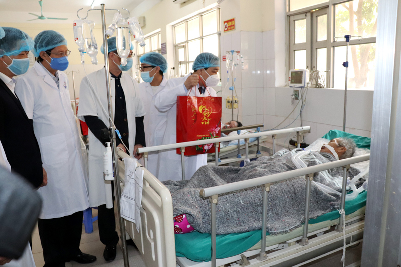 Phó Chủ tịch UBND TP Hà Nội Chử Xuân Dũng thăm, chúc Tết bệnh nhân, cán bộ y bác sĩ Bệnh viện đa khoa Sơn Tây - Ảnh 2