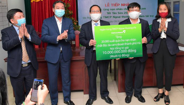 Vietcombank tặng quà Tết cho 20.000 nạn nhân chất độc da cam/dioxin - Ảnh 1