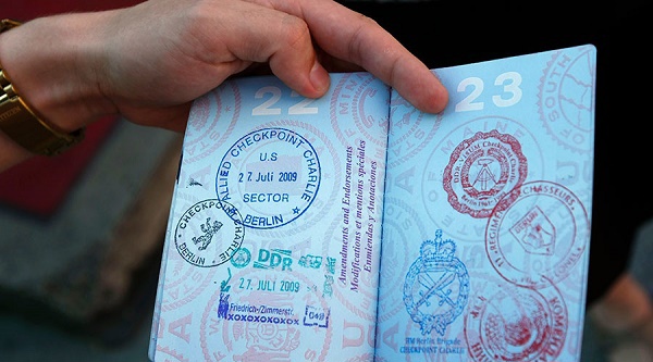 EU xem xét bỏ miễn visa cho công dân Mỹ - Ảnh 1