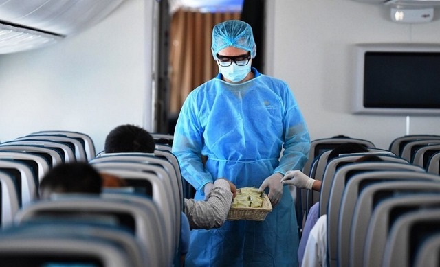 Từ vụ nam tiếp viên hàng không của Vietnam Airlines nhiễm Covid-19: Kẽ hở phòng dịch từ “đặc quyền” cho tổ bay? - Ảnh 3