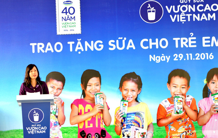 Vinamilk tiếp tục trao tặng gần 130.000 ly sữa cho trẻ em tại Vĩnh Long - Ảnh 1