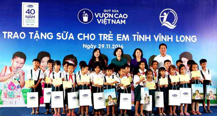 Vinamilk tiếp tục trao tặng gần 130.000 ly sữa cho trẻ em tại Vĩnh Long - Ảnh 3