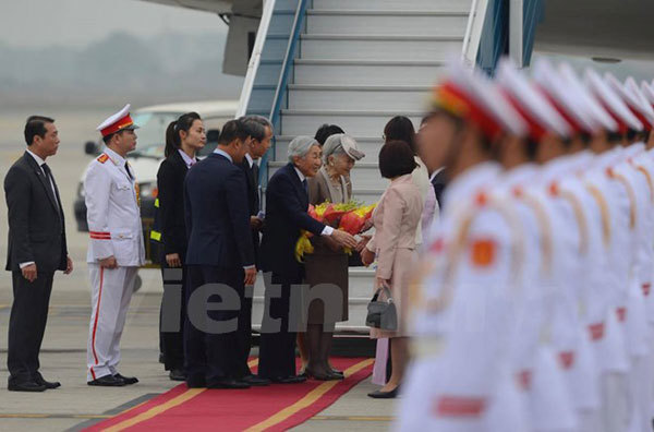 Nhật hoàng và Hoàng hậu tới sân bay Nội Bài, bắt đầu thăm Việt Nam - Ảnh 2