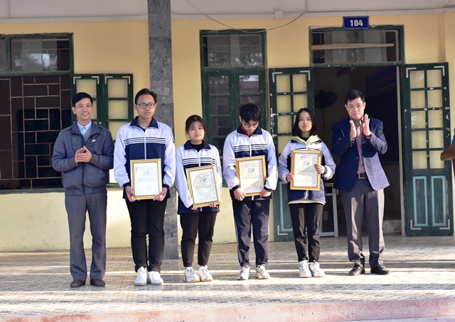 Trường THPT Tân Dân nhận 13 giải vòng Cuộc thi "Vì An toàn giao thông Thủ đô trên internet" năm 2020 - Ảnh 4
