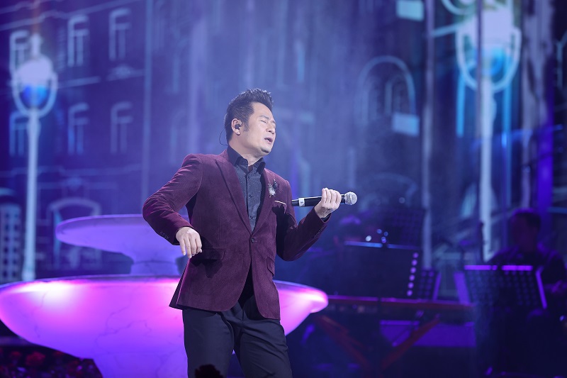 MC Nguyên Khang trêu Mỹ Tâm là “nữ ca sĩ khỏe nhất” trong đêm nhạc “Vườn thịnh vượng” - Ảnh 3