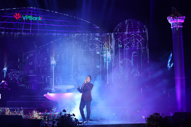 MC Nguyên Khang trêu Mỹ Tâm là “nữ ca sĩ khỏe nhất” trong đêm nhạc “Vườn thịnh vượng” - Ảnh 4