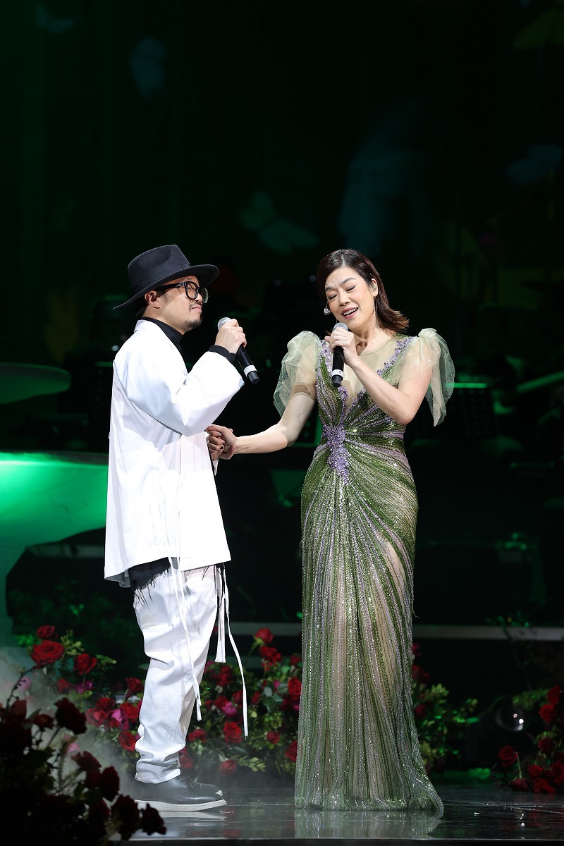MC Nguyên Khang trêu Mỹ Tâm là “nữ ca sĩ khỏe nhất” trong đêm nhạc “Vườn thịnh vượng” - Ảnh 6
