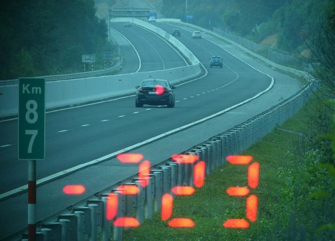 "Vội đi ăn cưới", tài xế BMW phóng xe với tốc độ 223km/h trên cao tốc - Ảnh 1