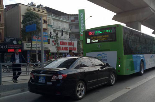 Ô tô lấn làn đâm vào xe buýt nhanh BRT - Ảnh 1