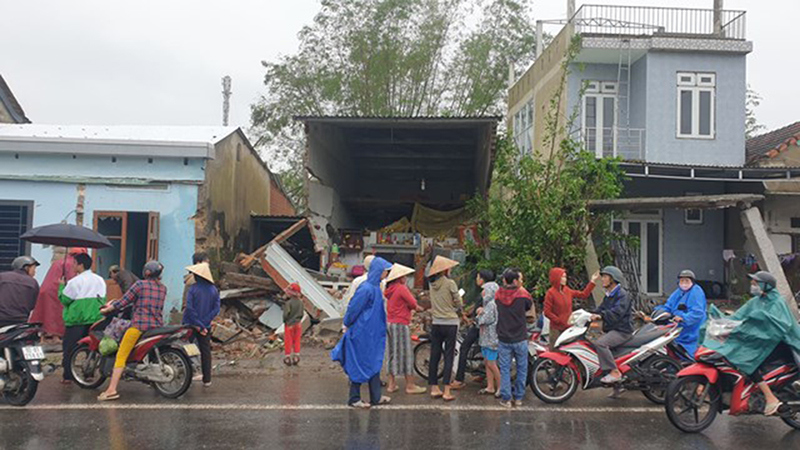 Quảng Nam: Xe container mất lái tông sập 7 ngôi nhà - Ảnh 1
