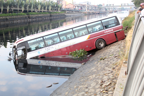 Ôtô khách lao xuống kênh ở TP Hồ Chí Minh - Ảnh 1