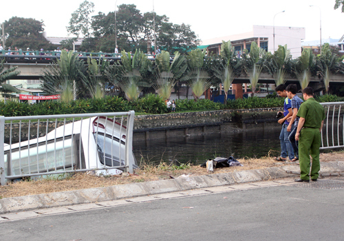 Ôtô khách lao xuống kênh ở TP Hồ Chí Minh - Ảnh 3