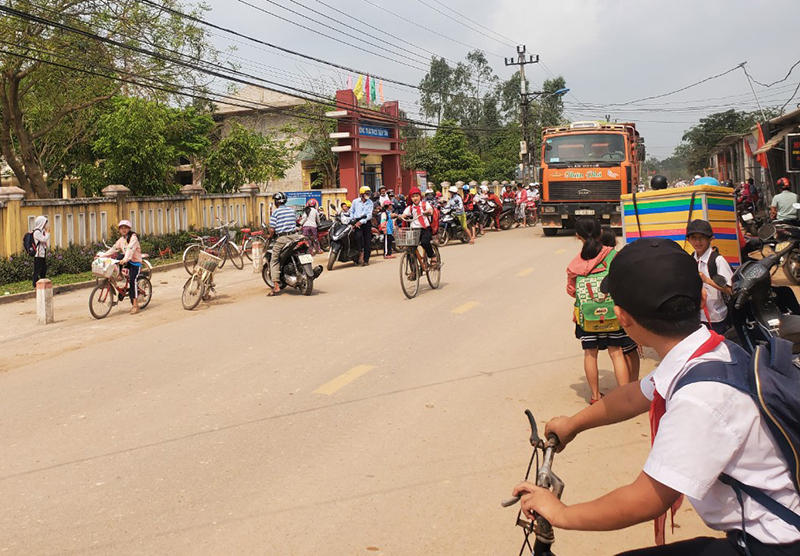 Thừa Thiên Huế: Xe tải "băm nát” tỉnh lộ, nguy cơ tai nạn giao thông rình rập - Ảnh 2