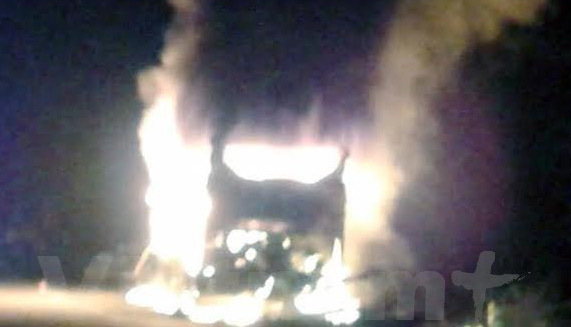 Xe khách cháy dữ dội khi đang lưu thông, nhiều người may mắn thoát nạn - Ảnh 1
