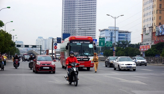 Mật phục xử lý xe khách vi phạm luật giao thông - Ảnh 1