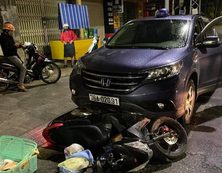 Quảng Ngãi: Kinh hoàng xe máy chở thai phụ bị ô tô kéo lê hàng trăm mét - Ảnh 1
