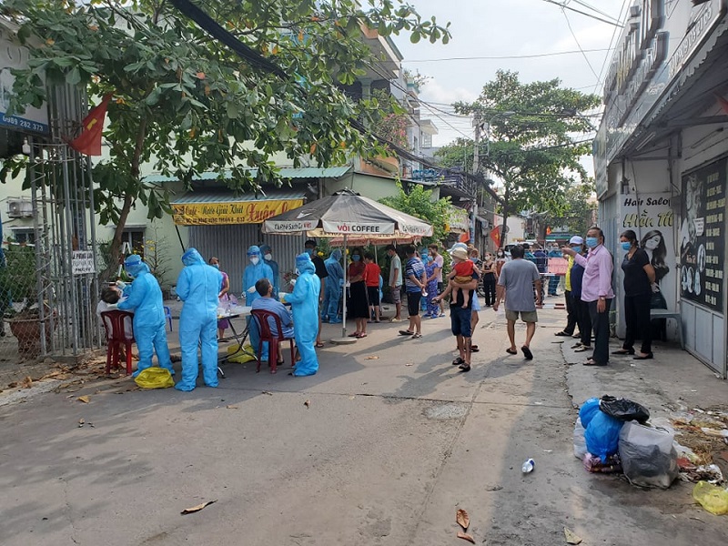 TP Hồ Chí Minh: Lấy mẫu xét nghiệm Covid-19 người dân 2 phường tại quận 12 - Ảnh 1