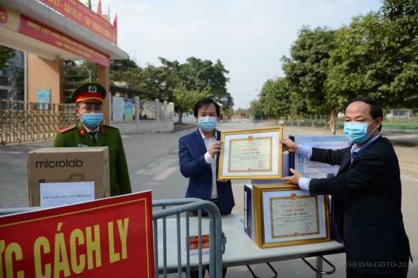 Sở GD&ĐT Hà Nội tặng giấy khen cán bộ, giáo viên, nhân viên trường Tiểu học Xuân Phương - Ảnh 1