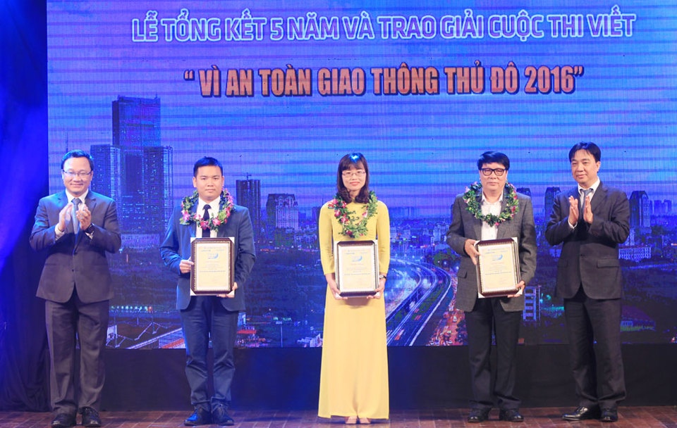 Tổng kết, trao giải Cuộc thi viết “Vì An toàn giao thông Thủ đô” năm 2016: Nhiều ý tưởng hay, sát thực tế - Ảnh 3