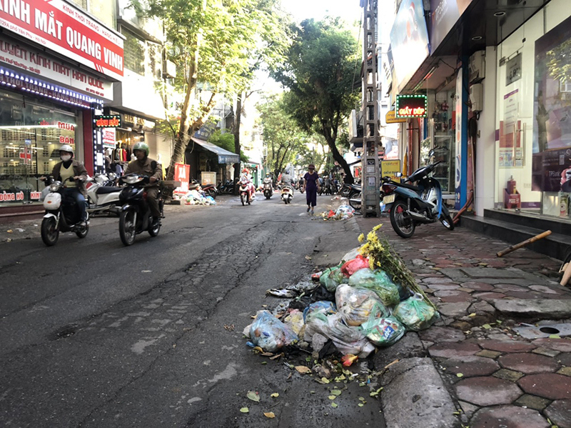 Sau 1 tuần phản ánh: Tuyến phố Yên Phụ vẫn tràn ngập rác thải - Ảnh 4