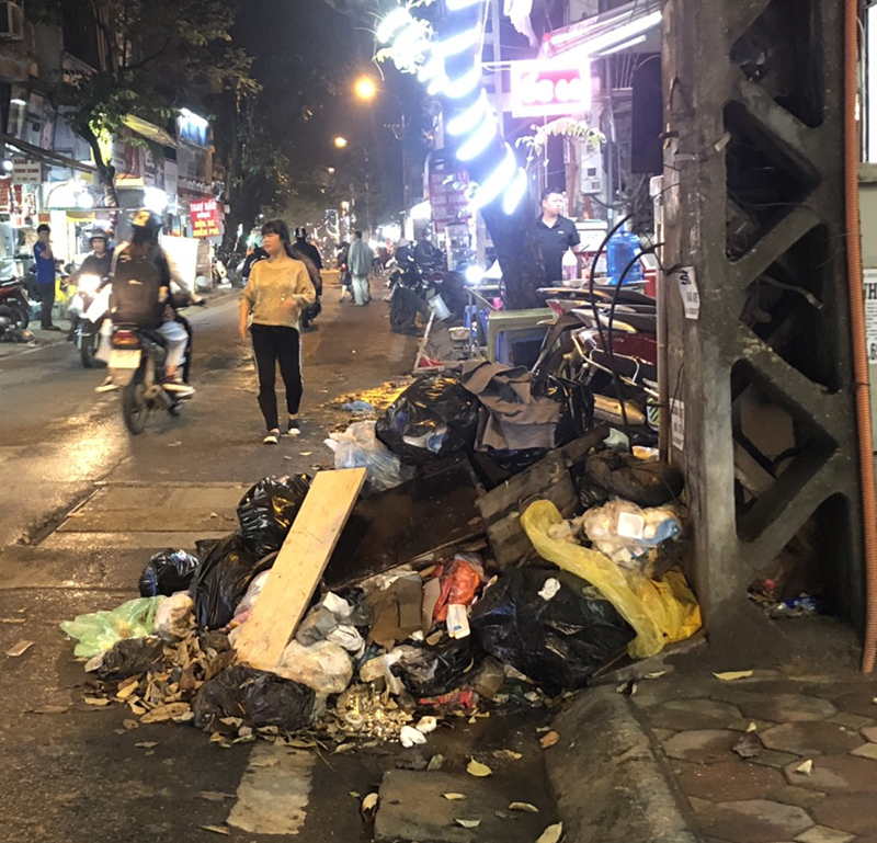 Sau 1 tuần phản ánh: Tuyến phố Yên Phụ vẫn tràn ngập rác thải - Ảnh 8