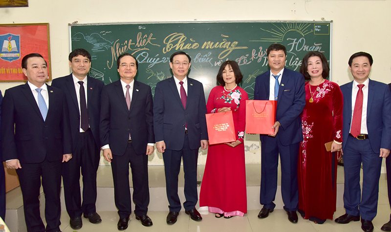 Tổng Bí thư, Chủ tịch nước Nguyễn Phú Trọng dự lễ kỷ niệm 70 năm thành lập trường THPT Nguyễn Gia Thiều - Ảnh 5