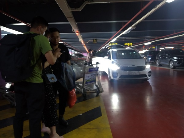 Xuống máy bay, hành khách mất cả giờ đồng hồ chờ taxi Grab để về nhà - Ảnh 3