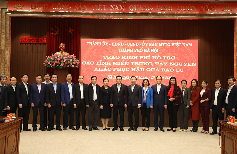 Hà Nội trao tặng 91 tỷ đồng hỗ trợ đồng bào miền Trung, Tây Nguyên - Ảnh 3
