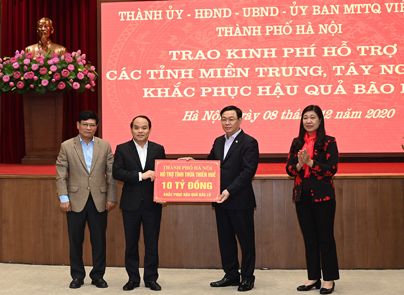 Hà Nội trao tặng 91 tỷ đồng hỗ trợ đồng bào miền Trung, Tây Nguyên - Ảnh 2