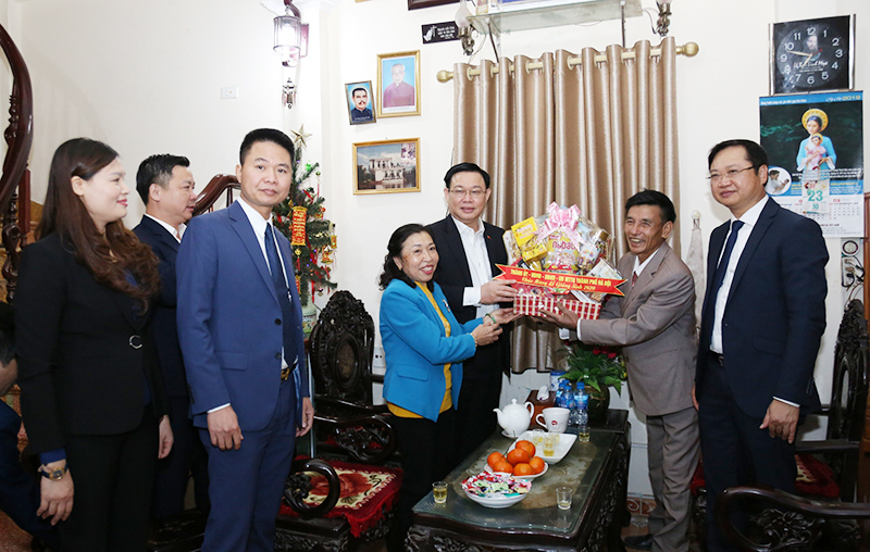 Bí thư Thành uỷ Vương Đình Huệ thăm, chúc mừng Giáng sinh tại huyện Phú Xuyên - Ảnh 1