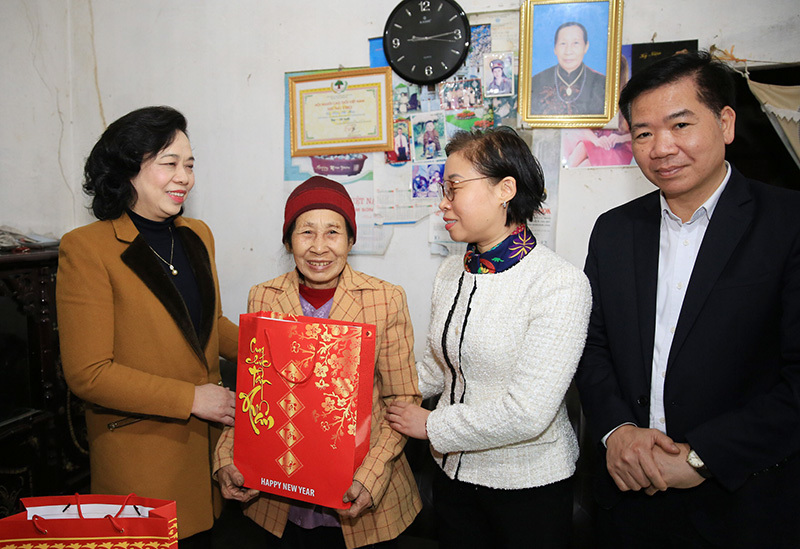 Lãnh đạo thành phố thăm, tặng quà các gia đình chính sách thị xã Sơn Tây - Ảnh 2